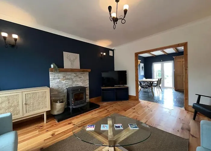 An Teach Bábóige - The Doll House -