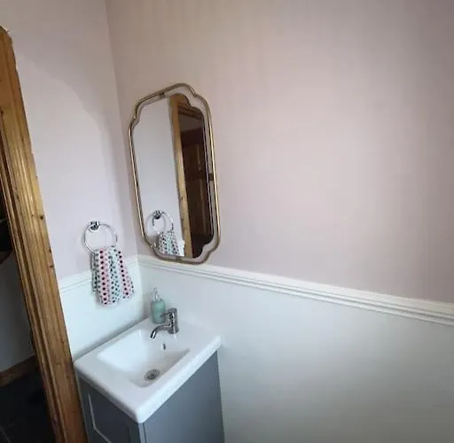 Apartman An Teach Bábóige - The Doll House - *